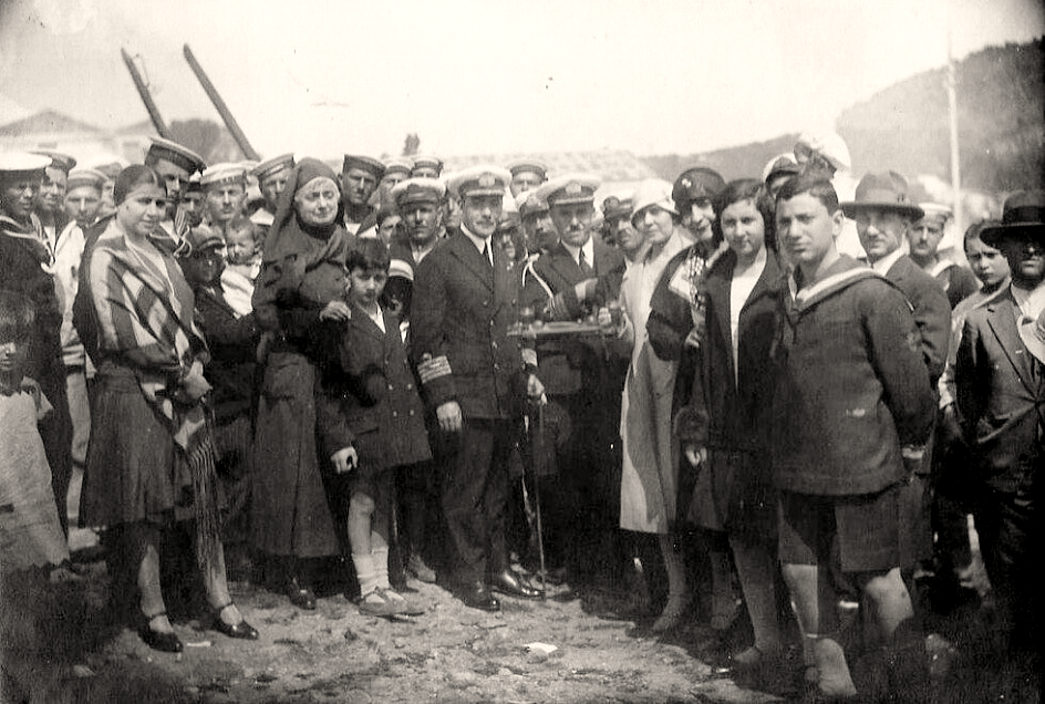 Εικόνα 9: Το Πάσχα του 1928, η Άννα με αξιωματικούς και ναύτες του Πολεμικού Ναυτικού